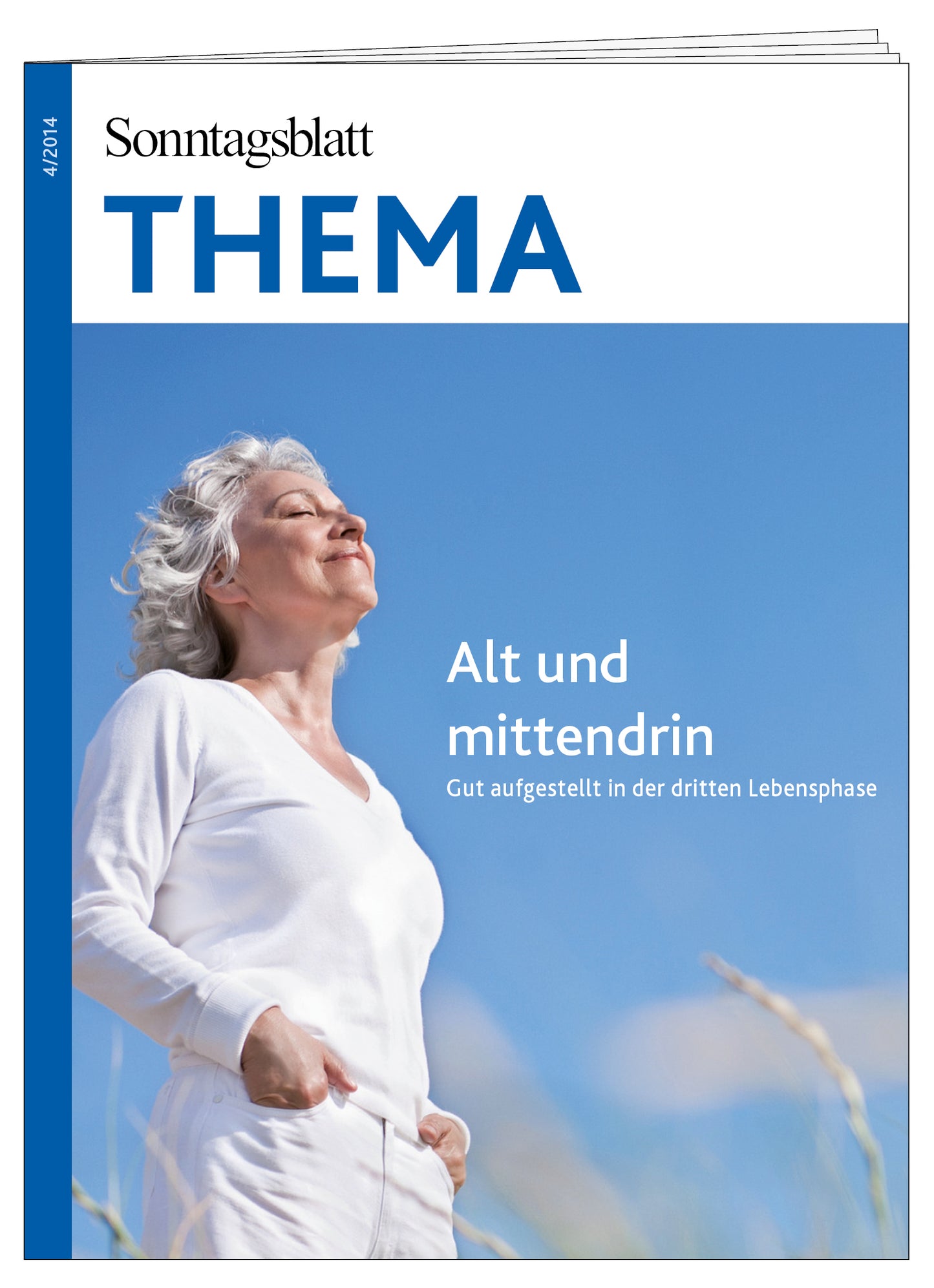 Cover des THEMA-Magazins Alt und mittendrin - Gut aufgestellt in der dritten Lebensphase. Eine ältere Frau mit weißen Haaren steht entspannt im Freien vor blauem Himmel.