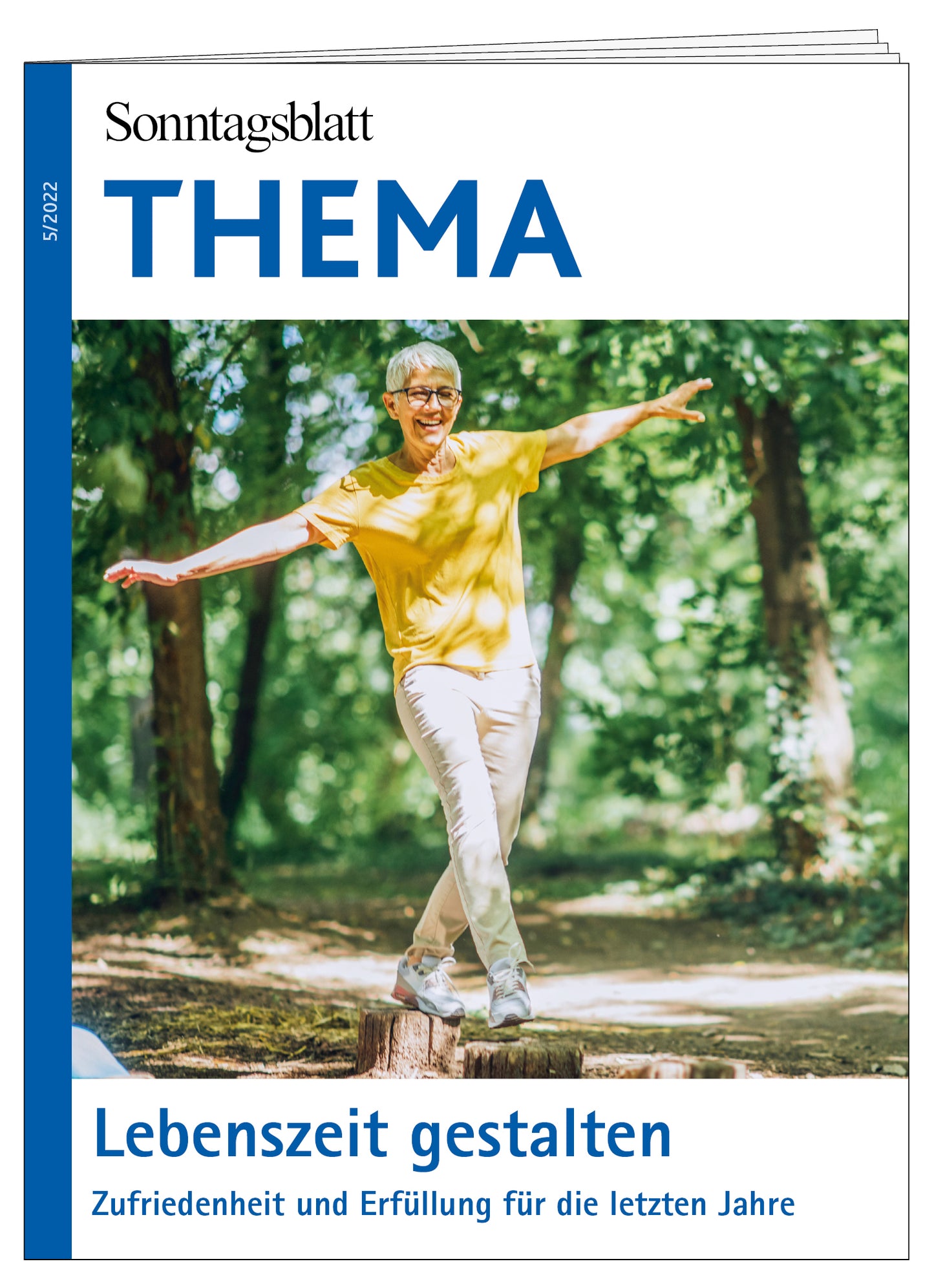 Cover des THEMA-Magazins Lebenszeit gestalten. Zufriedenheit und Erfüllung für die letzten Jahre. Eine ältere lachende Frau mit kurzen weißen Haaren, im gelben Shirt balanciert auf kurzen Baumstümpfen im Wald.