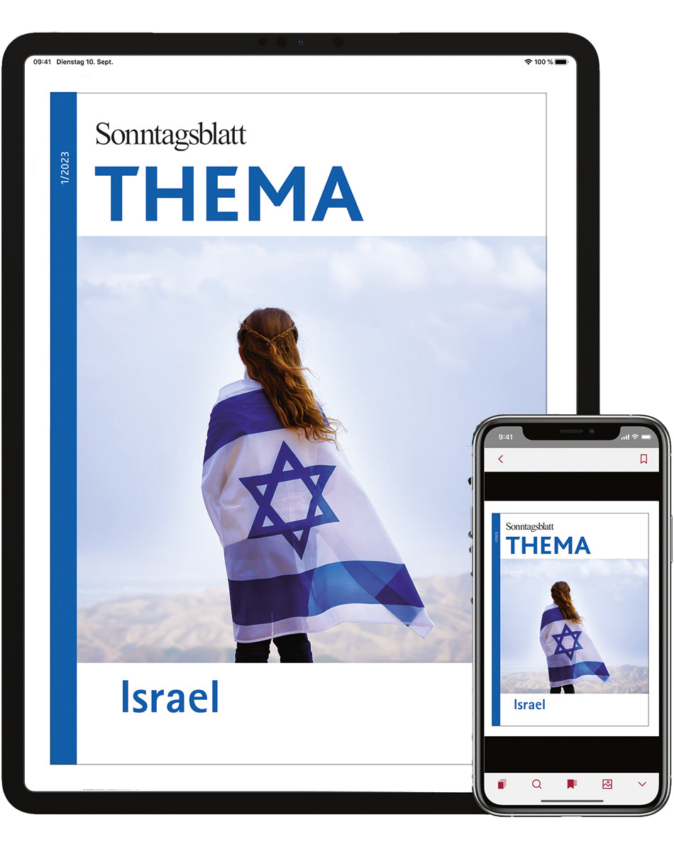 Das Cover des digitalen THEMA-Magazins "Israel"
Ein Mädchen mit langen Haaren trägt eine israelische Flagge, die sie um die Schultern gelegt hat. Im Hintergrund ist eine Landschaft zu sehen.
Angezeigt auf Tablet und Smartphone.