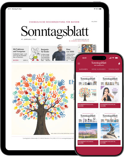 Tablet und Smartphone zeigen die digitale Ausgabe der evangelischen Wochenzeitung Sonntagsblatt mit einem Titelbild eines Baums aus bunten Handabdrücken und einer App-Übersicht mit mehreren Ausgaben der Zeitung.