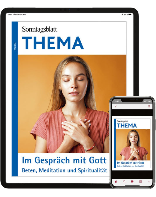 Cover des THEMA-Magazins Im Gespräch mit Gott.
Beten, Meditation und Spiritualität. Abgebildet ist eine junge Frau mit glatten Haaren und kurzärmligen Oberteil. Sie hat die Augen geschlossen und hat ihre Hände auf dem oberen Brustkorb gekreuzt aufeinander gelegt. Abgebildet auf Tablet und Smartphone.