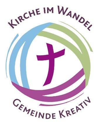 Logo der neuen Serie. Mit stilisiertem Kreuz in der Mitte, umgeben von drei geschwungenen Linien in Blau, Grün und Violett, darüber der Schriftzug 'KIRCHE IM WANDEL', darunter 'GEMEINDE KREATIV'