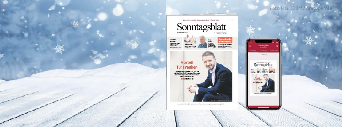 Banner mit winterlichem Hintergrund. Es zeigt Schneeflocken und blauem Himmel. Daneben ein Foto der Zeitung "Sonntagsblatt" und ein Mobiltelefon auf dem die digitale Version des Sonntagsblatts zu sehen ist.