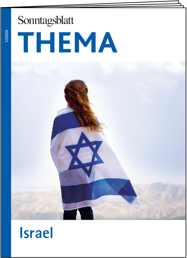 Cover des THEMA-Magazins Israel.
Ein Mädchen von hinten mit langen Haaren ist in eine israelische Flagge eingehüllt, sie trägt sie um die Schultern. Im Hintergrund ist eine Bergkette zu sehen. 