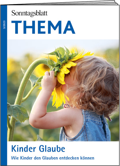 Cover des THEMA-Magazins "Kinder Glaube - Wie Kinder den Glauben entdecken können". Das Bild zeigt ein Kleinkind in Jeans-Oberteil in einem Sonnenblumenfeld. Das Kind zieht eine Sonnenblume ins Gesicht und riecht daran. 
