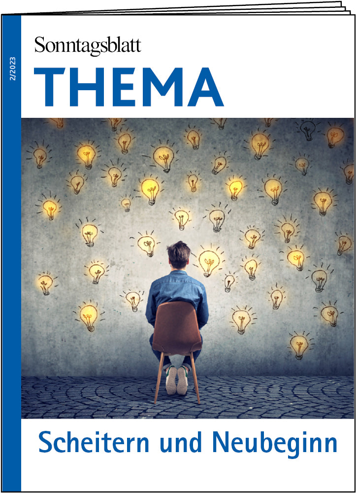Cover des THEMA-Magazins Scheitern und Neubeginn. Ein Mann sitzt mit dem Rücken zu uns auf einem Stuhl mit Lehne und betrachtet eine Wand auf der leuchtende Glühbirnen gemalt sind.