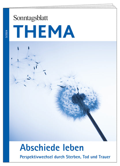 Cover des THEMA-Magazins Abschiede leben. Perspektivwechsel durch Sterben Tod und Trauer. 
Das Bild zeigt eine Pusteblume, die im Wind verweht.