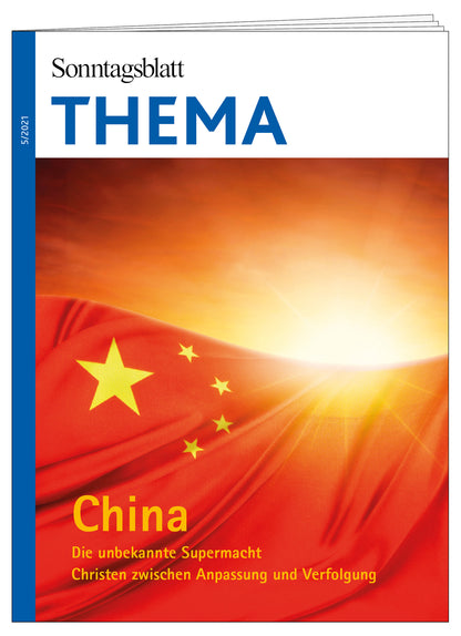 Cover des THEMA-Magazins China - Die unbekannte Supermacht Christen zwischen Anpassung und Verfolgung zeigt die chinesische Flagge vor einem Sonnenaufgang.