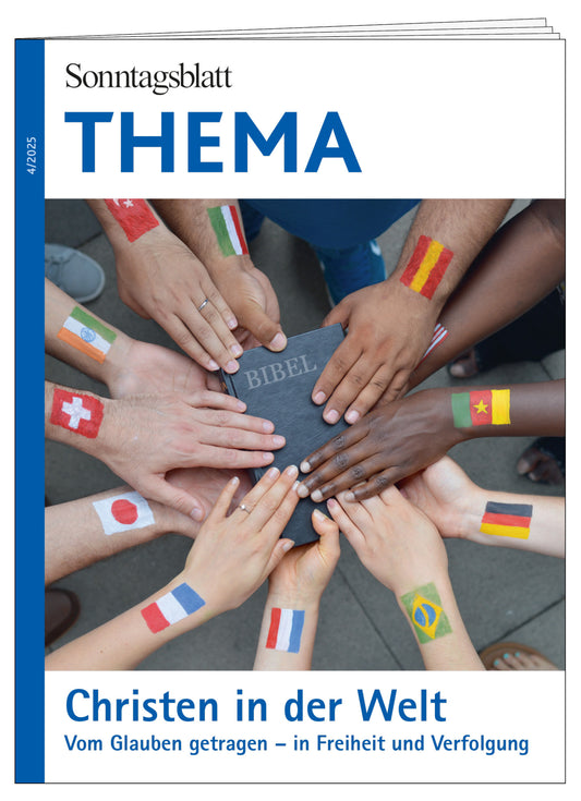 Cover des Thema-Magazins Christen in der Welt- Vom Glauben getragen-in Freiheit und Verfolgung. Das Bild zeigt verschiedene Hände die eine Bibel halten. Auf den Armen der Hände sind unterschiedliche Flaggen gemalt.