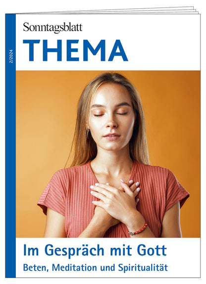 Cover des THEMA-Magazins Im Gespräch mit Gott. Beten, Meditation und Spiritualität. 
Abgebildet ist eine junge Frau mit glatten Haaren und kurzärmligen Oberteil. Sie hat die Augen geschlossen und hat ihre Hände auf dem oberen Brustkorb gekreuzt aufeinander gelegt.