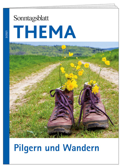 Cover des THEMA-Magazins Pilgern und Wandern. Die Abbildung zweigt zwei Wanderschuhe, in denen Blumen mit gelben Blüten stecken. Die Schuhe stehen auf einem einfachen Weg mit viel Wiese und grüner Landschaft im Hintergrund. 