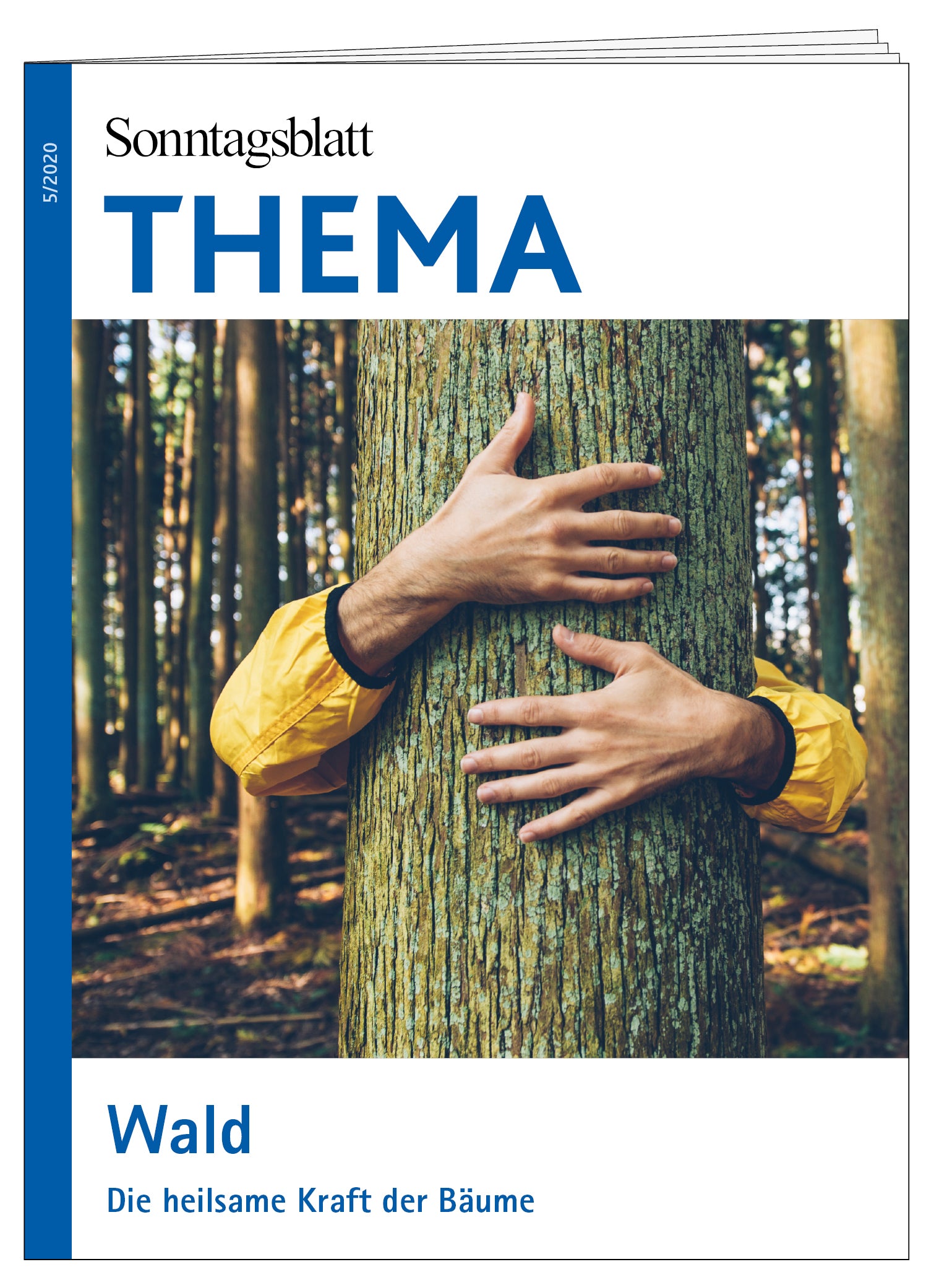 Cover des THEMA-Magazins "Wald'. 
Die heilsame Kraft der Bäume. Eine Person umarmt von hinten einen Baumstamm im Wald, man sieht nur die Unterarme und gelbe Ärmel einer Jacke. 