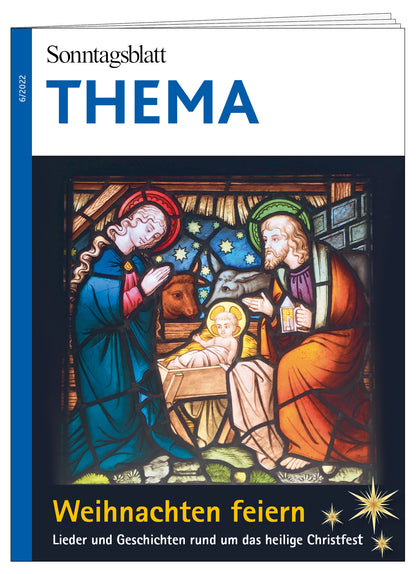 Cover des THEMA-Magazins Weihnachten feiern. Lieder und Geschichten rund um das heilige Christfest. Weihnachtliche HInterglas-Szene mit Maria, Josef und dem Jesuskind in der Krippe, umgeben von Sternen.