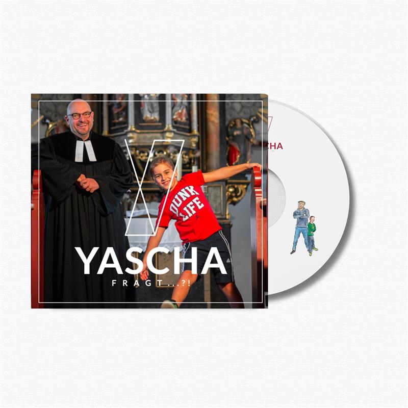 Ein Kind steht neben einem Pfarrer in schwarzer Kleidung mit weißem Kragen in einer Kirche oder einem ähnlichen Gebäude, daneben ist eine CD mit einer Illustration von zwei Personen zu sehen.